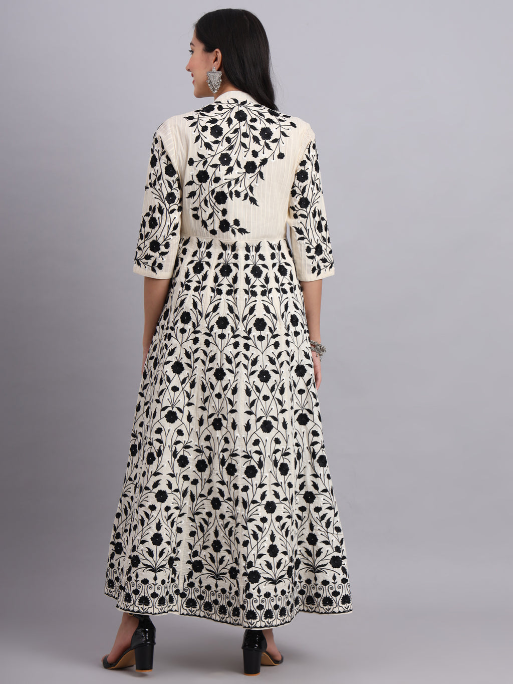 Royal Kashmiri Black Kurta Set – Traditional Kashmiri Embroidery for Weddings