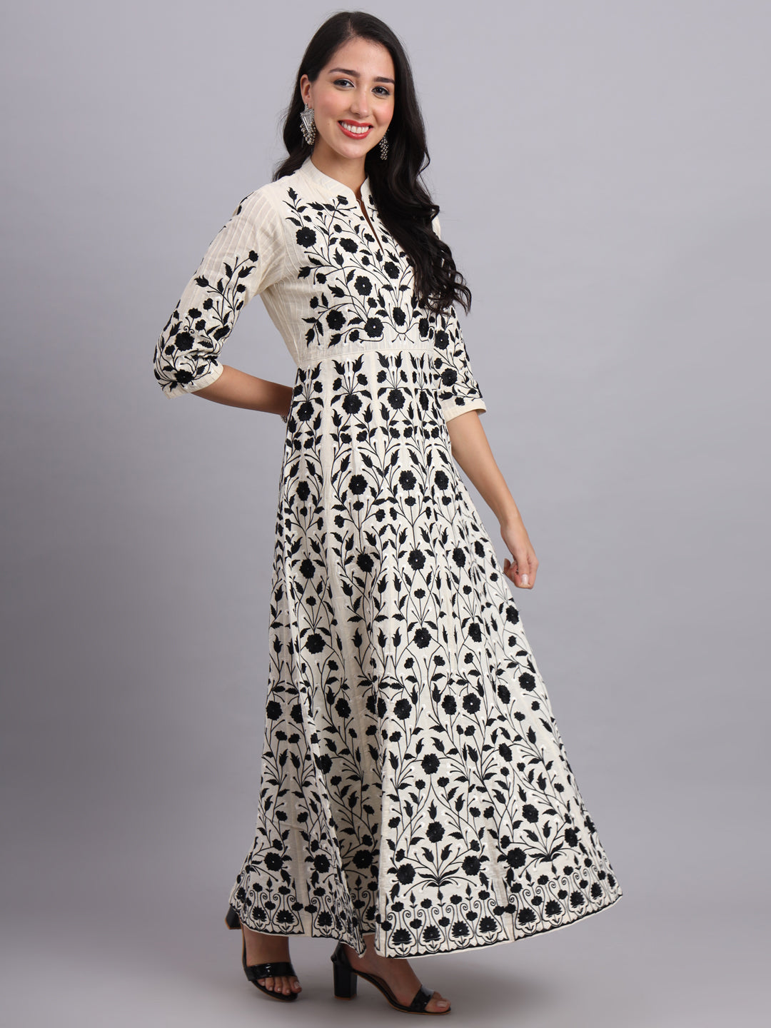 Royal Kashmiri Black Kurta Set – Traditional Kashmiri Embroidery for Weddings