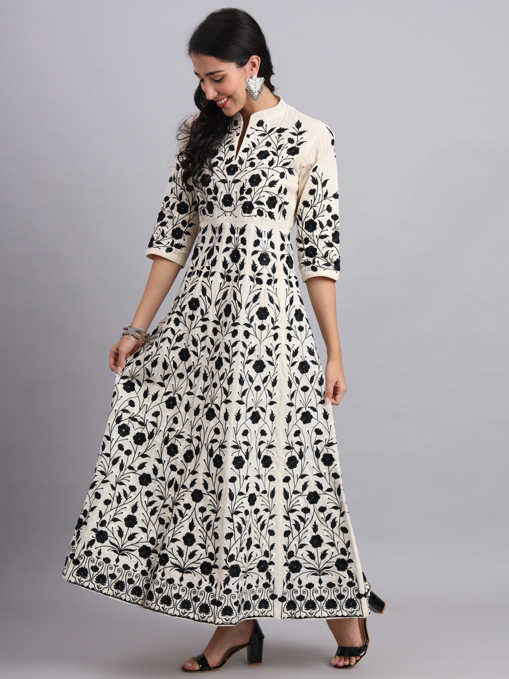 Royal Kashmiri Black Kurta Set – Traditional Kashmiri Embroidery for Weddings