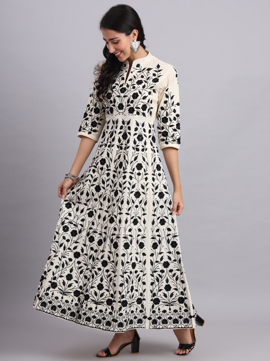 Royal Kashmiri Black Kurta Set – Traditional Kashmiri Embroidery for Weddings